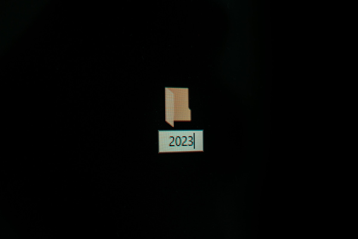 Cartella su sfondo del Pc con scritto 2023