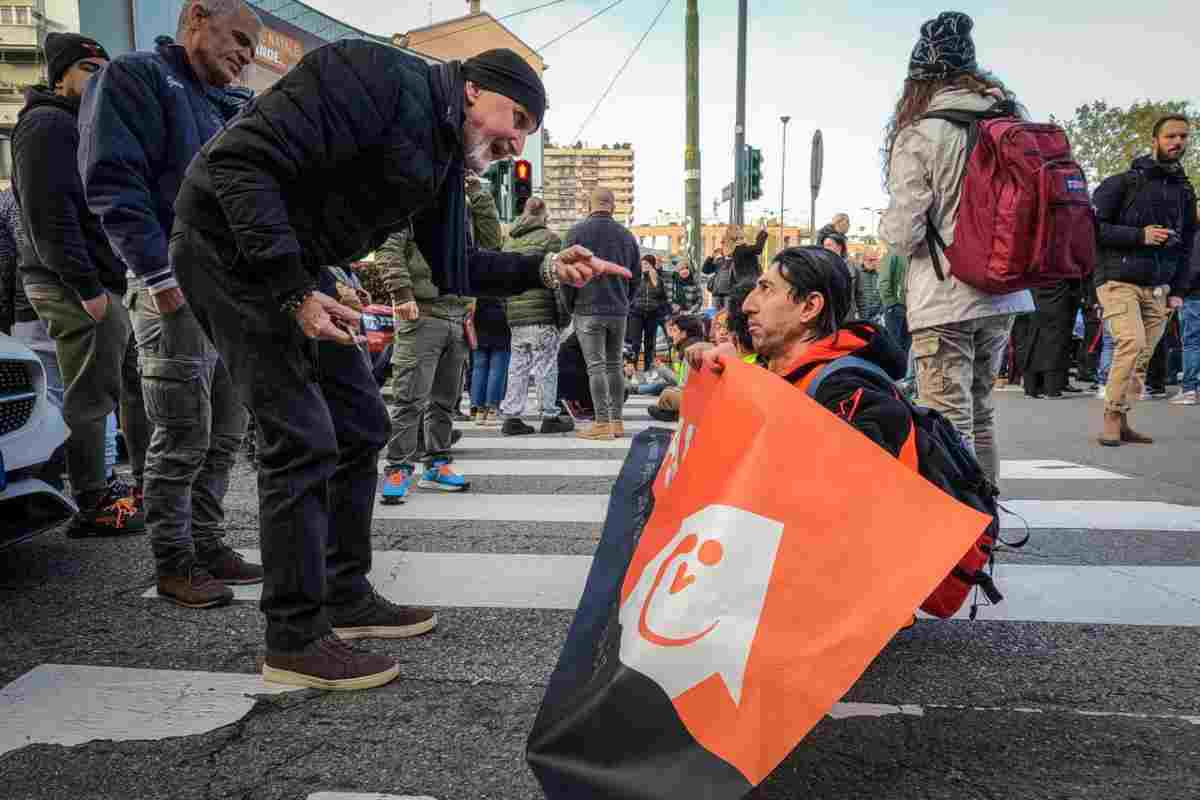 Attivisti di Ultima Generazione che bloccano una strada