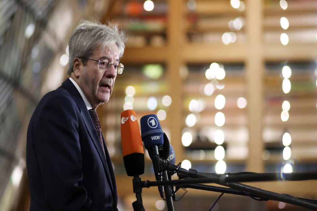 Patto di stabilità, Paolo Gentiloni si rivolge ai media durante la fase di apertura di Ecofin