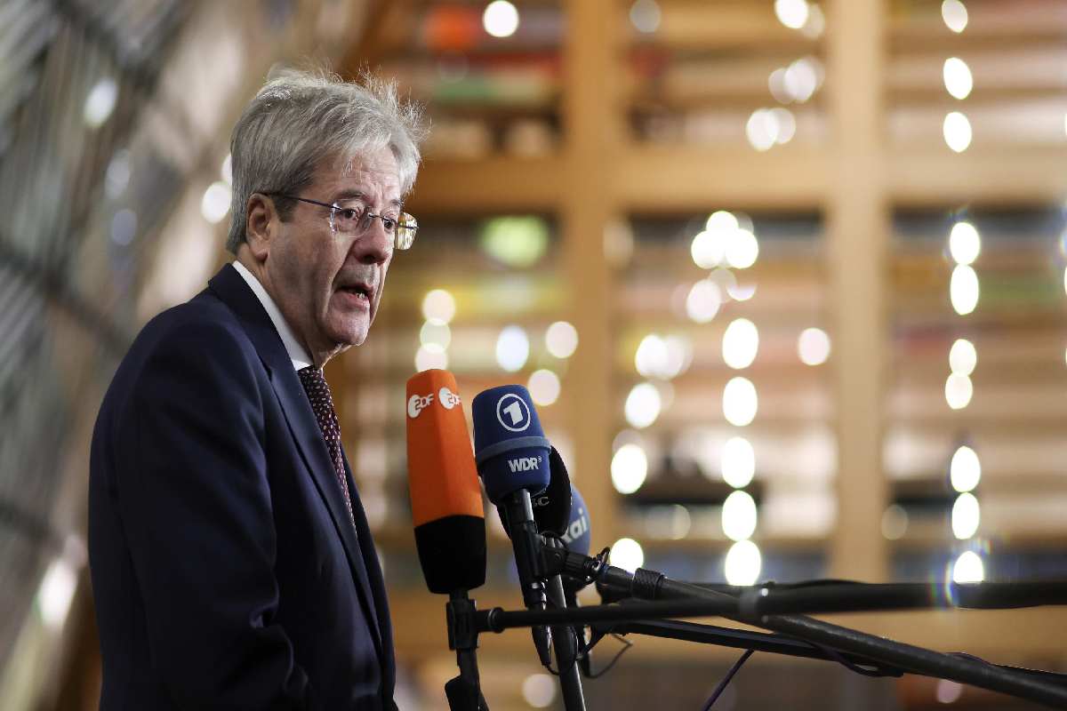 Patto di stabilità, Paolo Gentiloni si rivolge ai media durante la fase di apertura di Ecofin