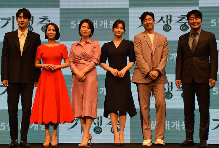 L'attore sudcoreano Lee Sund-Kyun e gli altri interpreti del film Parasite