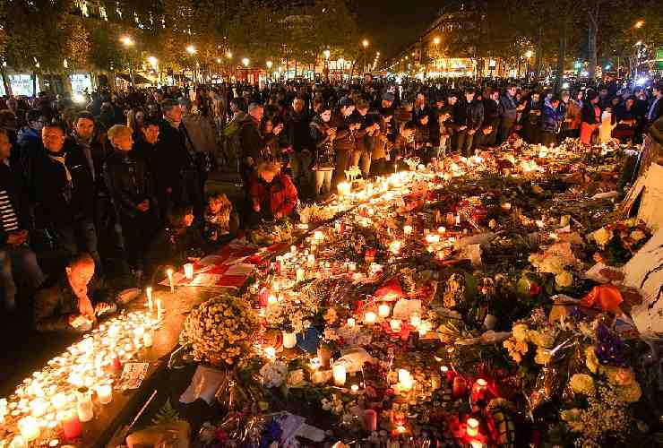 Cordoglio dopo l'attentato al Bataclan di Parigi