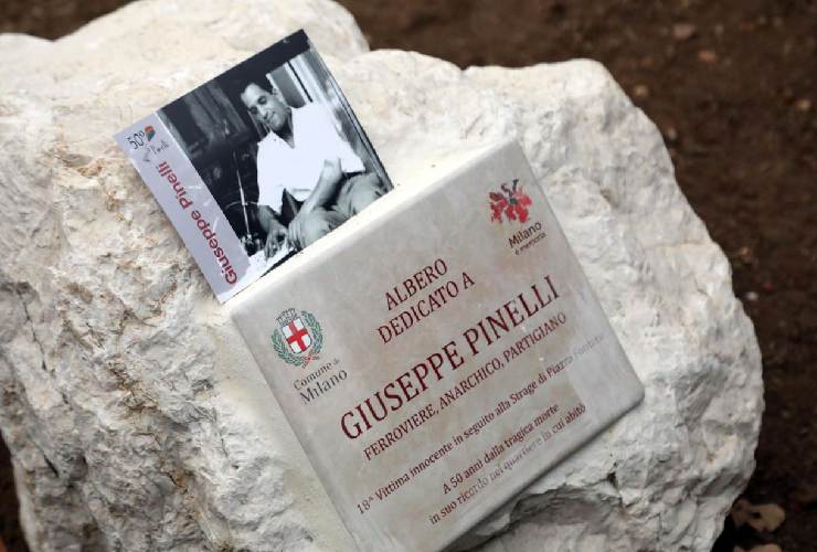 Targa a Milano in memoria dell'anarchico Giuseppe Pinelli