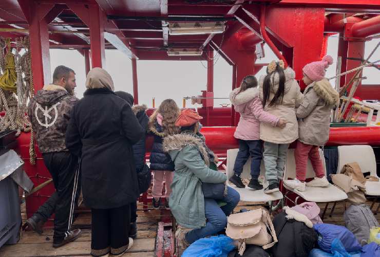 Migranti a bordo della nave Ocean viking della Ong Sos Mediterranee