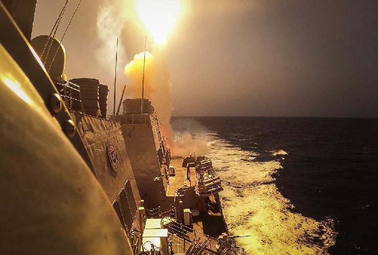  Il cacciatorpediniere Uss Canrey respinge un attacco con drone degli houthi nel Mar Rosso