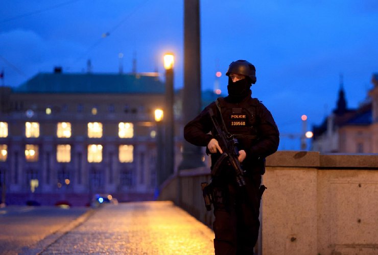 Polizia pattuglia la città di Praga dopo la strage all'università Charles