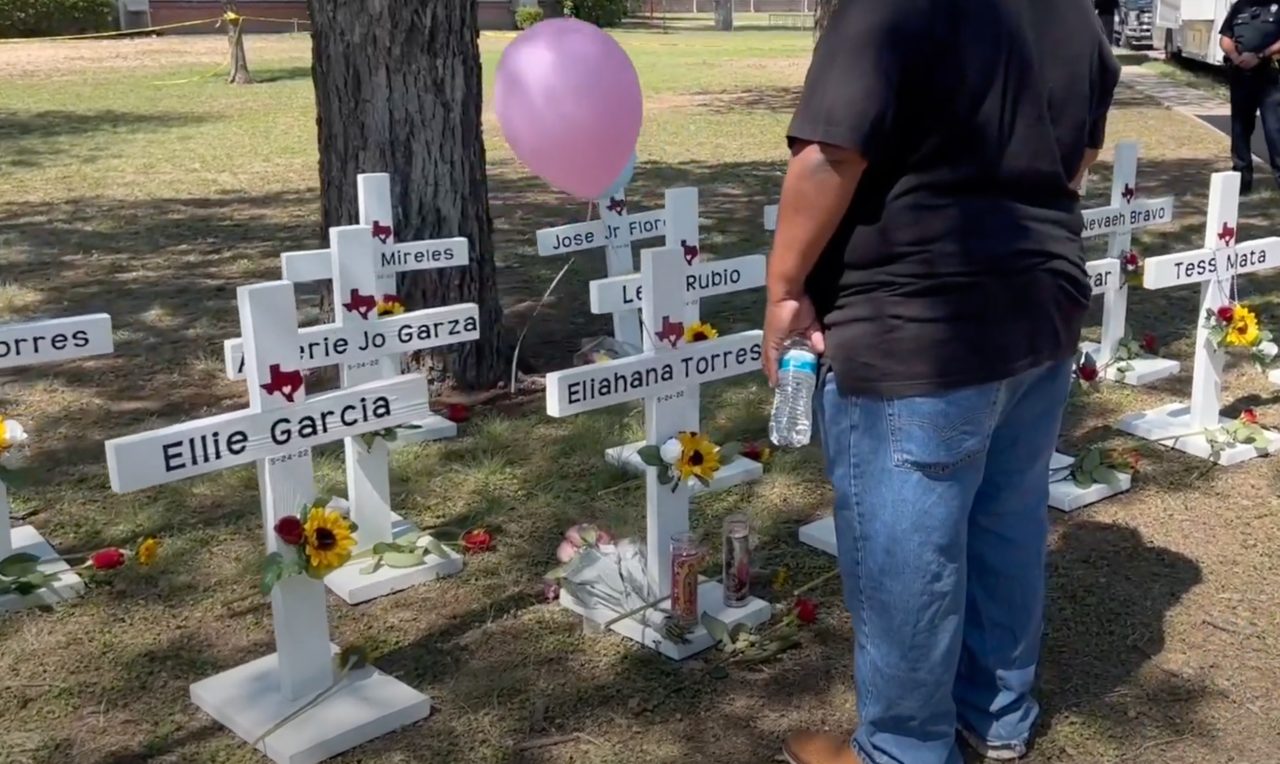 Memoriale per le vittime della strage della strage alla scuola elementare di Uvalde, in Texas 