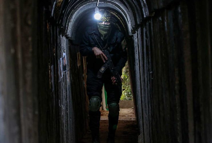 Un miliziano di Hamas in tunnel sotto Gaza