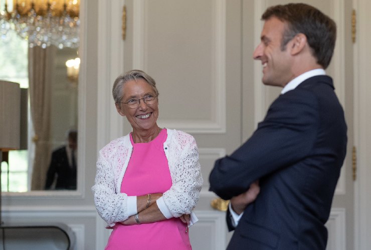 l'ex premier francese Elisabeth Borne e il presidente Emmanuel Macron 