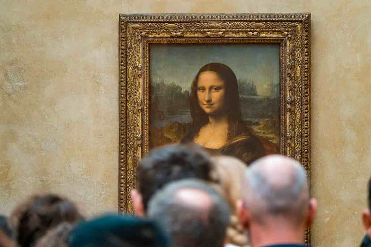 La Gioconda appesa alla parete del Museo