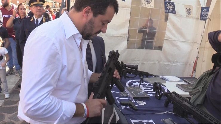 Un fermo immagine tratto da un video mostra il ministro dell'Interno Matteo Salvini impugnare un mitragliatore al Centro Polifunzionale -Scuola Tecnica di Spinaceto della Polizia di Stato in occasione delle celebrazioni del 40esimo anniversario dell'istituzione dei Nocs, il Nucleo Operativo Centrale di Sicurezza. ANSA