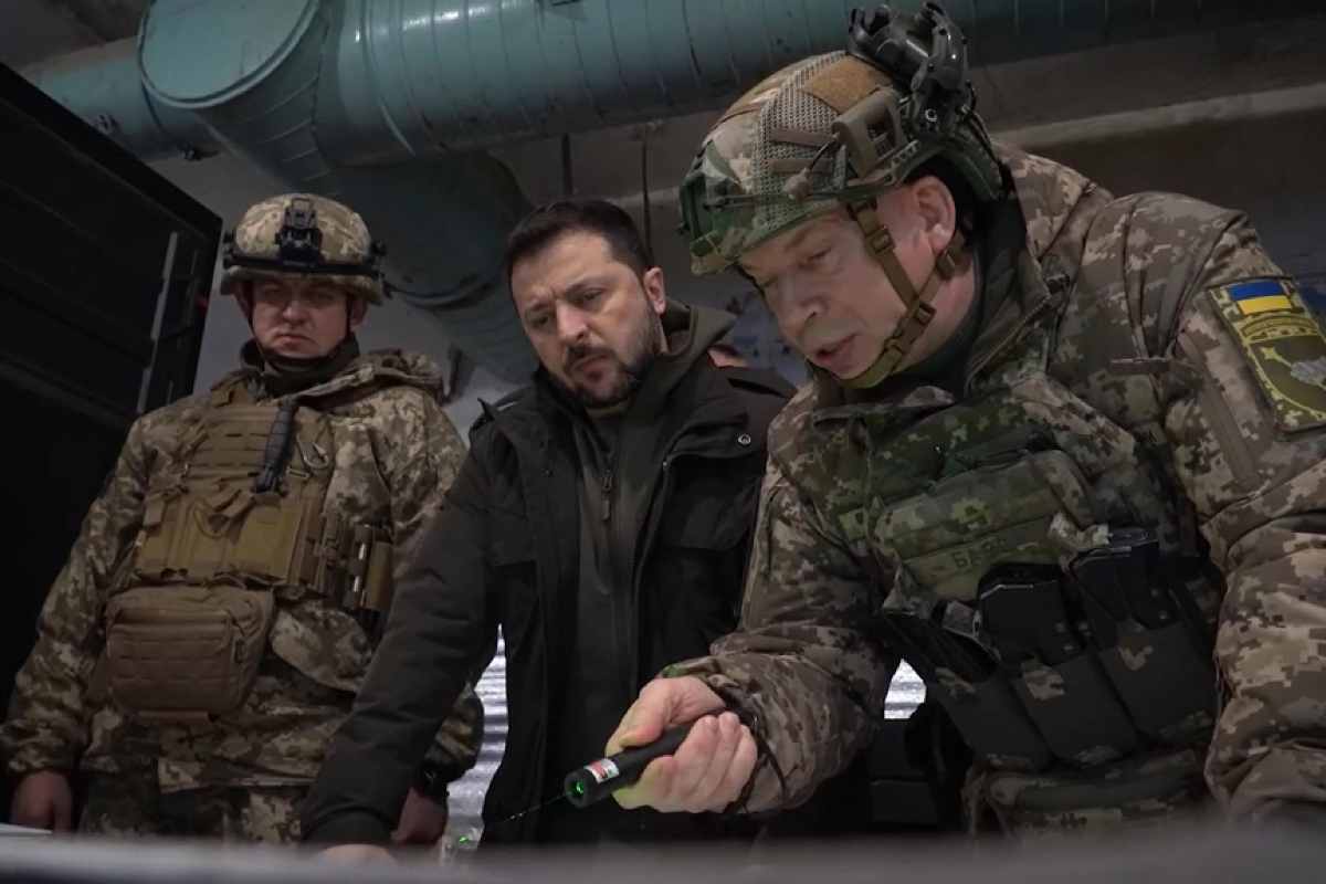 Il presidente ucraino Volodymyr Zelensky e i militari al fronte