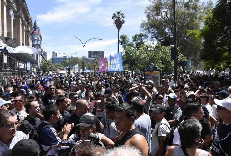 Manifestazione a Buenos Aires contro contro le politiche ultra liberiste di Javier Milei 