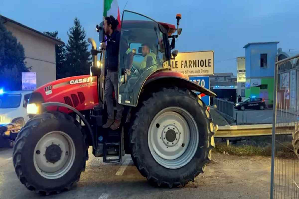 Trattori in partenza da Foiano della Chiana diretti verso Roma