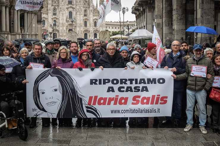 Un presidio per Ilaria Salis. Su uno striscione si legge "Riportiamo a casa Ilaria Salis"