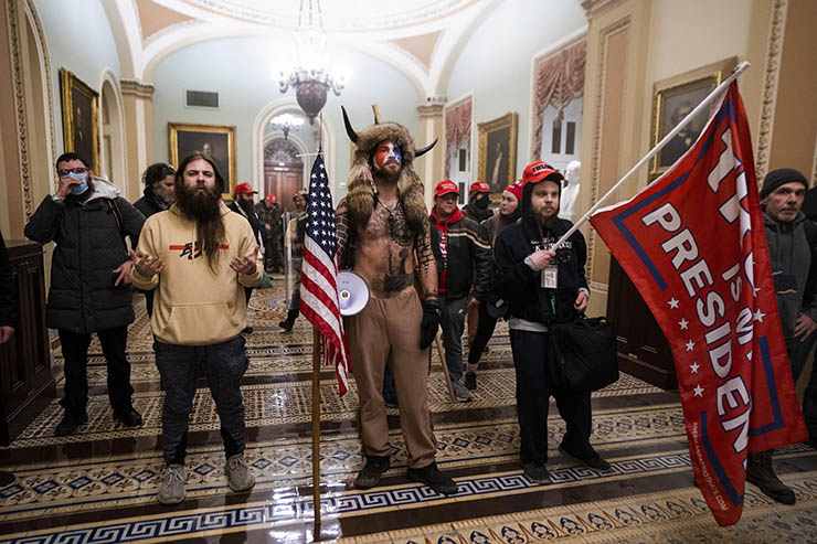 I manifestanti durante l'assalto a Capitol Hill