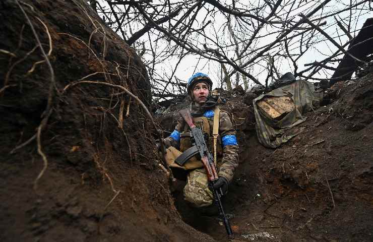 Soldato ucraino in trincea