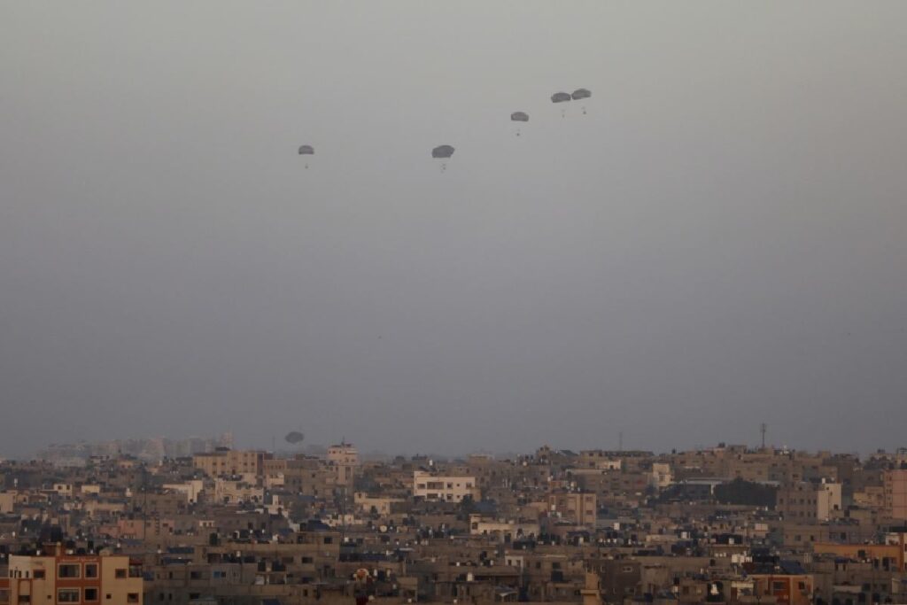 Aiuti paracadutati da Stati Uniti e Giordania sulla città di Gaza