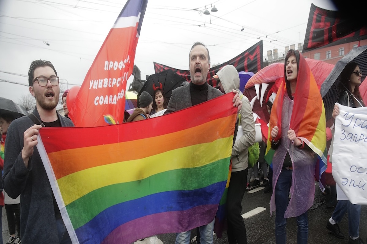 Una manifestazione per i diritti delle persone LGBT a San Pietroburgo, il primo maggio del 2018