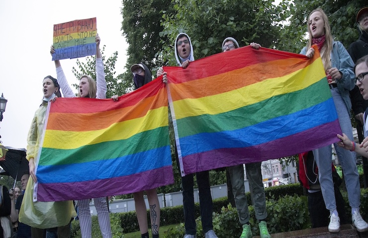 Una manifestazione per i diritti LGBTQ+ a Mosca nel 2020 