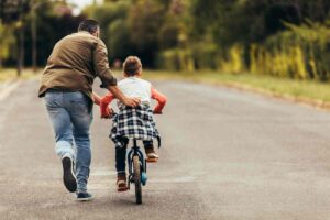 Padre e figlio si divertono in bicicletta