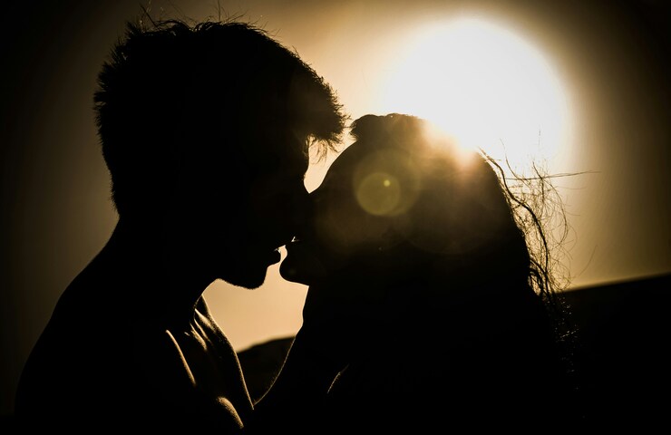 coppia si bacia al tramonto