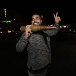 Un uomo festeggia l’attacco contro Israele, a Teheran, in Iran