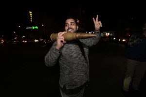 Un uomo festeggia l’attacco contro Israele, a Teheran, in Iran