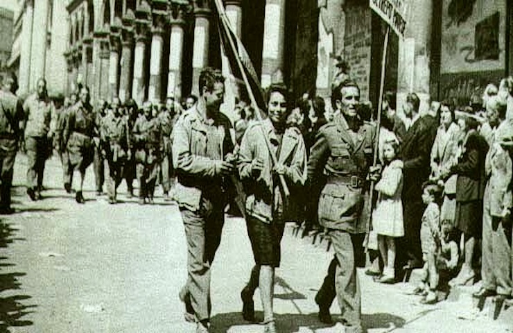 Partigiani che sfilano per le vie di Milano il 25 aprile 1945