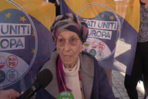 Emma Bonino e le bandiere di Stati Uniti d'Europa