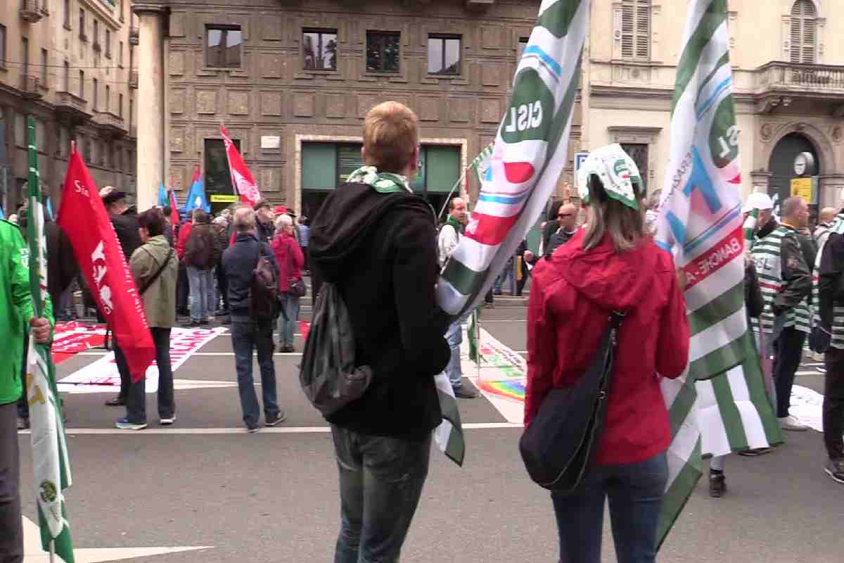 Manifestanti scesi in strada per il corteo del primo maggio