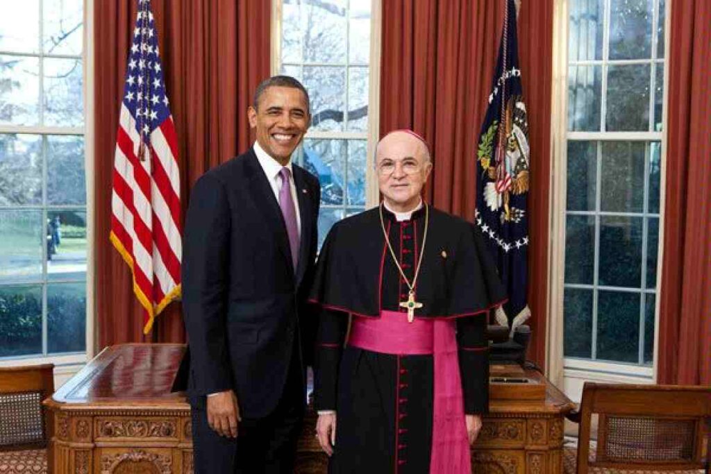 Carlo Maria Viganò assieme a Barack Obama