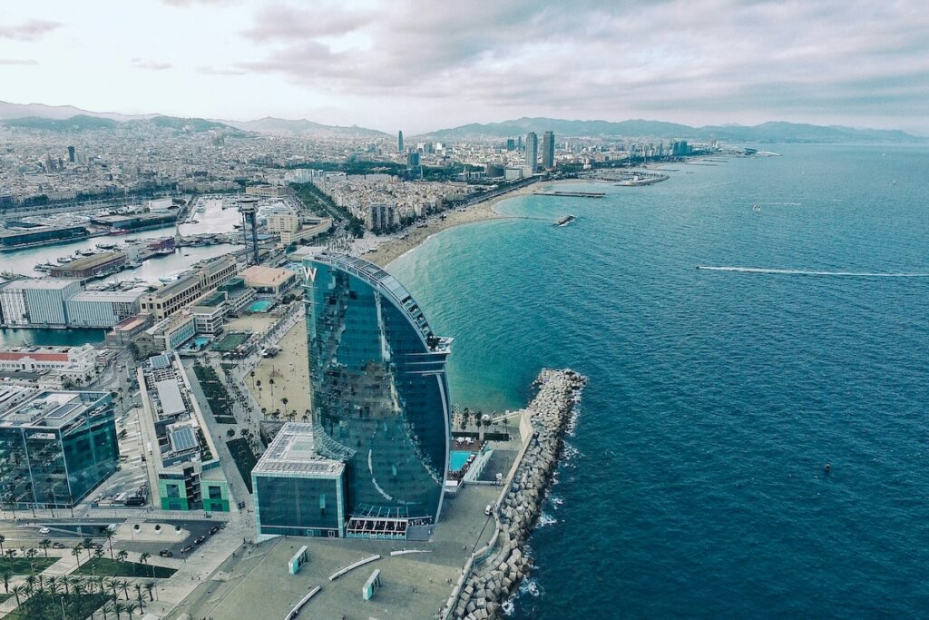 Barcellona e altre città spagnole dicono stop agli affitti brevi
