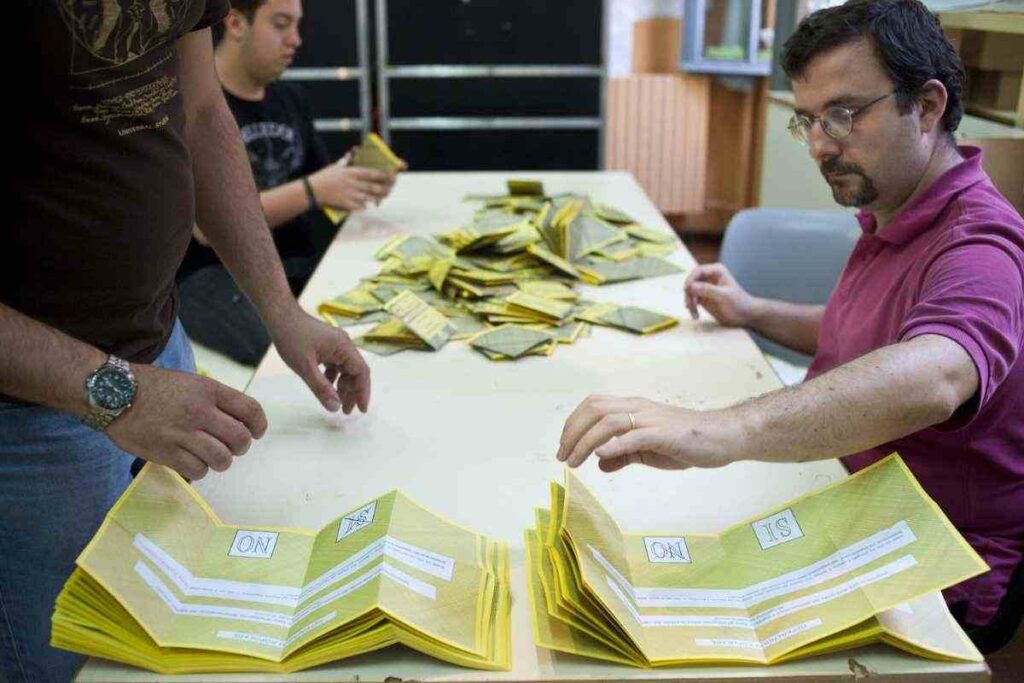 Sfida Bucci-Orlando in Liguria, i seggi aperti
