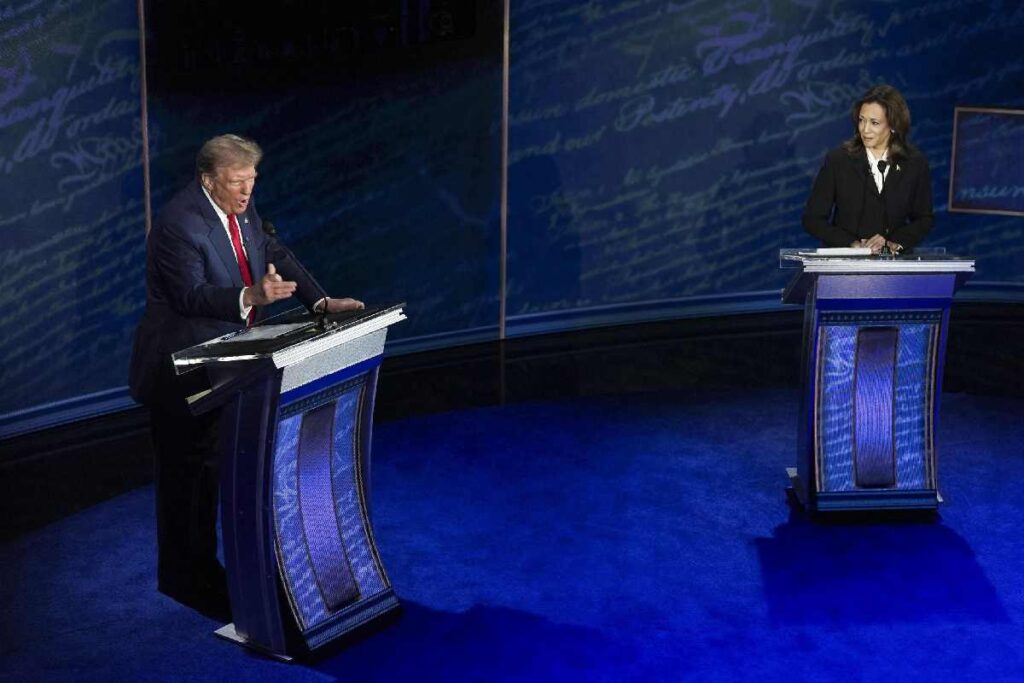 Un momento del dibattito tra Biden e Harris
