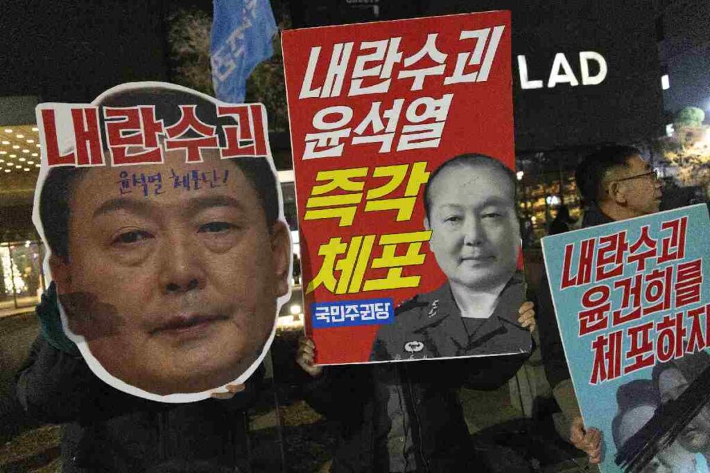 Dei manifestanti chiedono l'arresto di Yoon