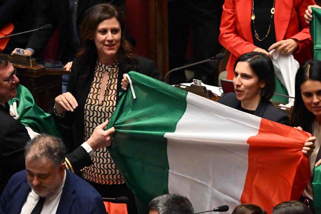 Elly Schlein durante una protesta in aula contro l'autonomia differenziata