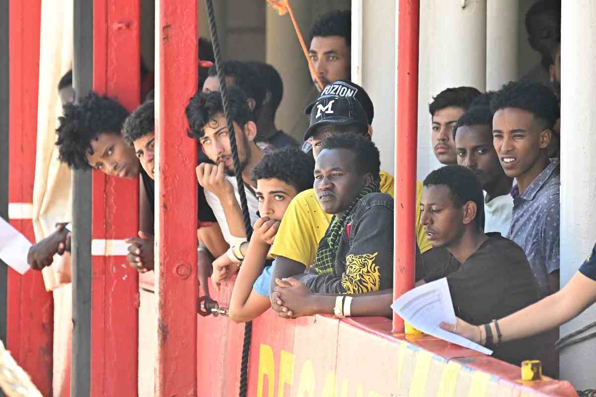 La nave della ong Sea Eye 4, con a bordo 174 migranti