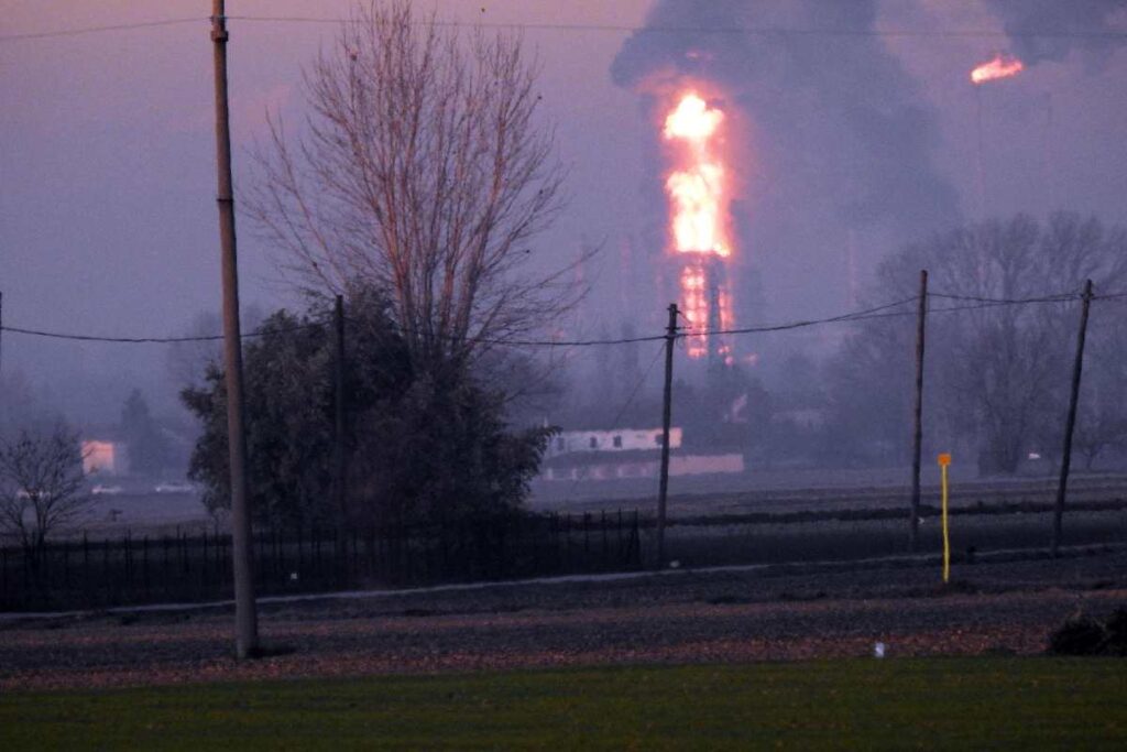 Un momento dell'incendio della raffineria Eni di Sannazzaro de Burgondi