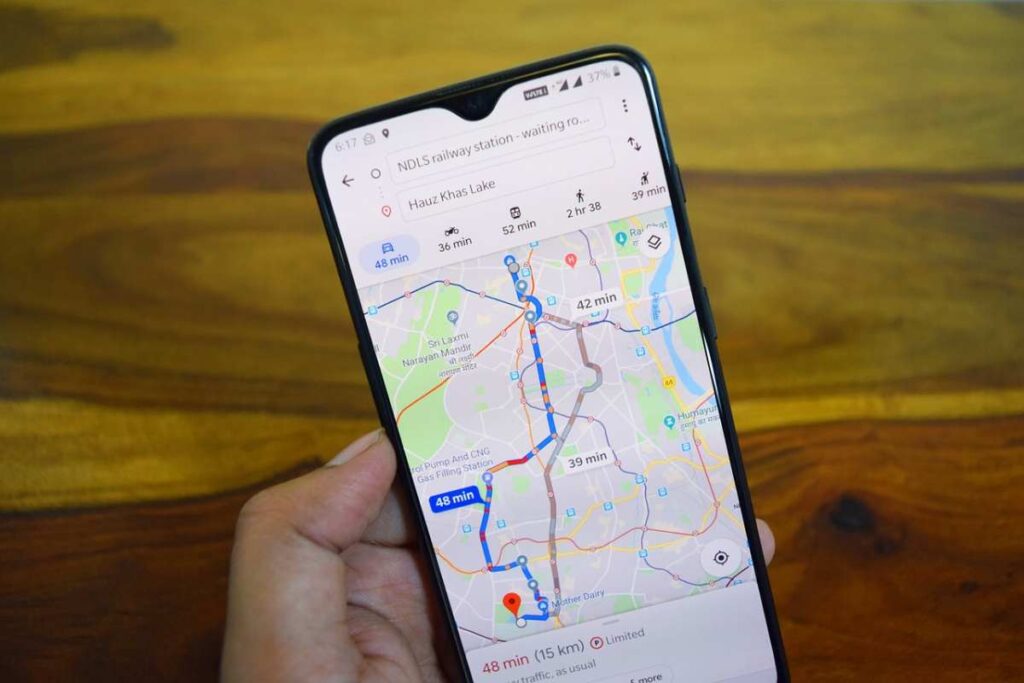 Una persona intenta a usare Google Maps
