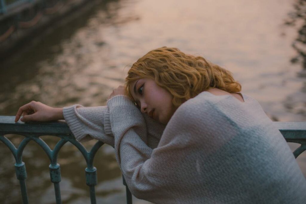 Il Blue Monday è considerato il giorno più triste dell'anno, ma in realtà è soio una trovata commerciale - Nella foto: una ragazza triste