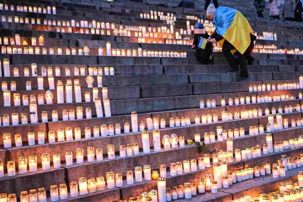Delle candele accese in occasione del terzo anniversario dell'inizio della guerra tra Ucraina e Russia