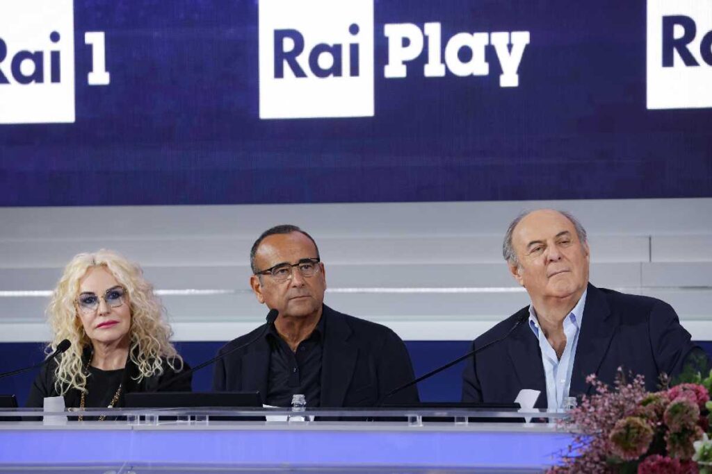 I conduttori di Sanremo 2025. Da sinistra a destra Antonella Clerici, Carlo Conti, Gerry Scotti
