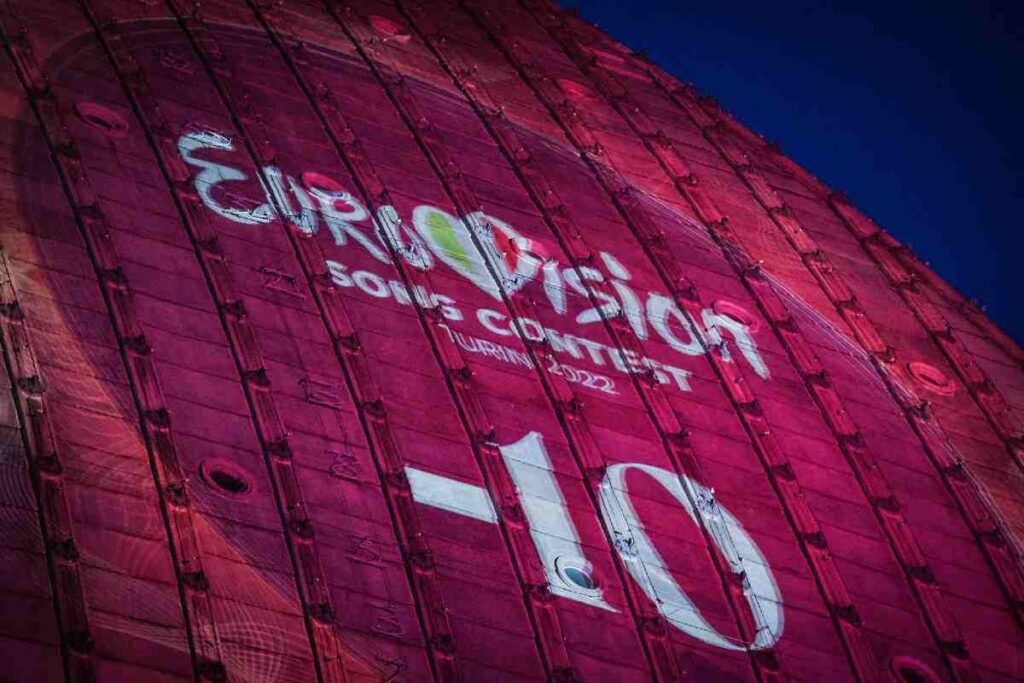 Il logo e il conto alla rovescia dei giorni per l'inizio dell'Eurovision song contest proiettati sulla Mole Antonelliana