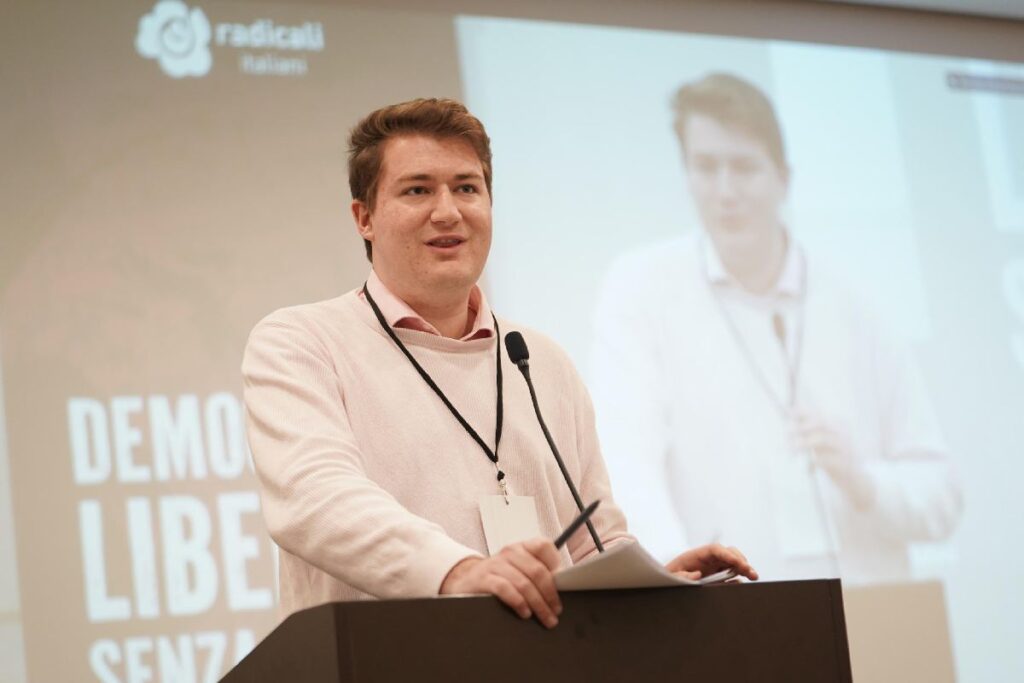 Matteo Hallissey durante il Congresso dei Radicali Italiani