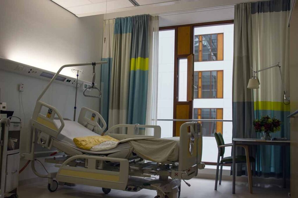 Un letto vuoto all'interno di una stanza d'ospedale