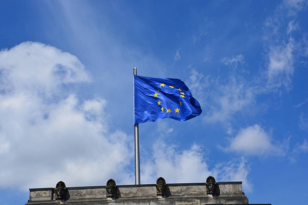 Il nuovo regolamento sui rimpatri potrebbe cambiare la gestione dell'immigrazione nell'UE - Nella foto: la bandiera dell'Unione europea