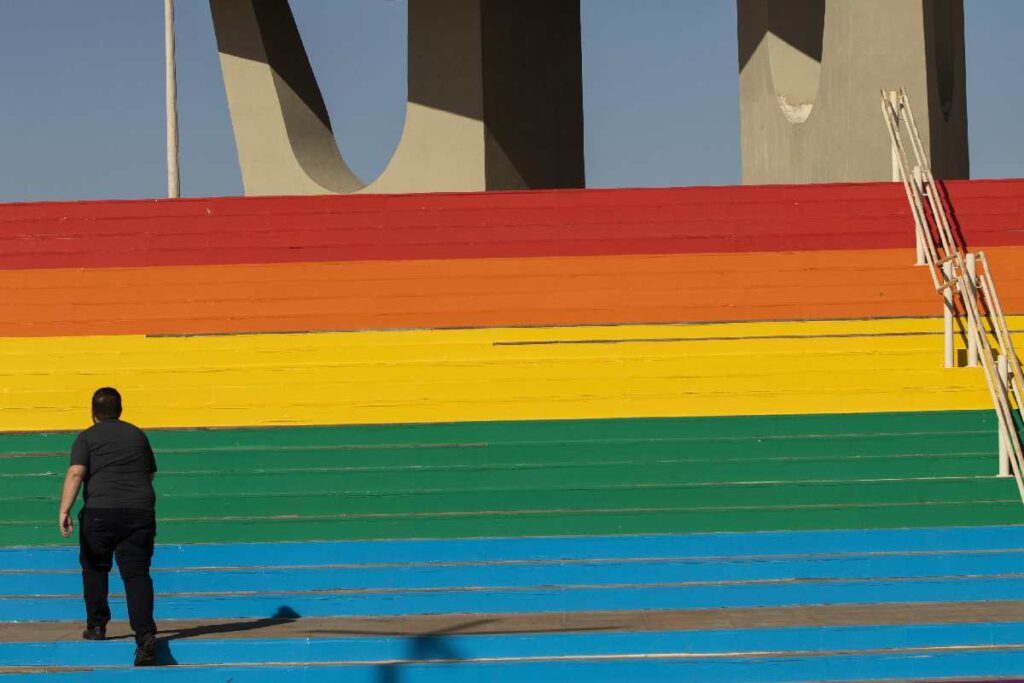Una scala con i colori dell'arcobaleno