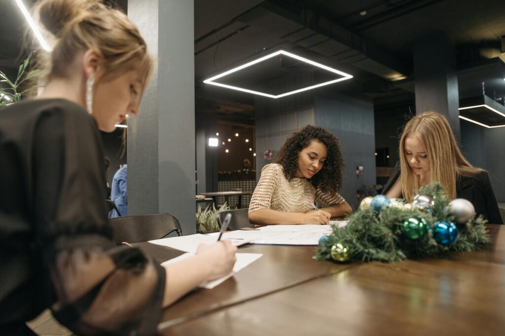 Poche donne al comando: un rapporto analizza il divario di genere nei settori chiave della società italiana