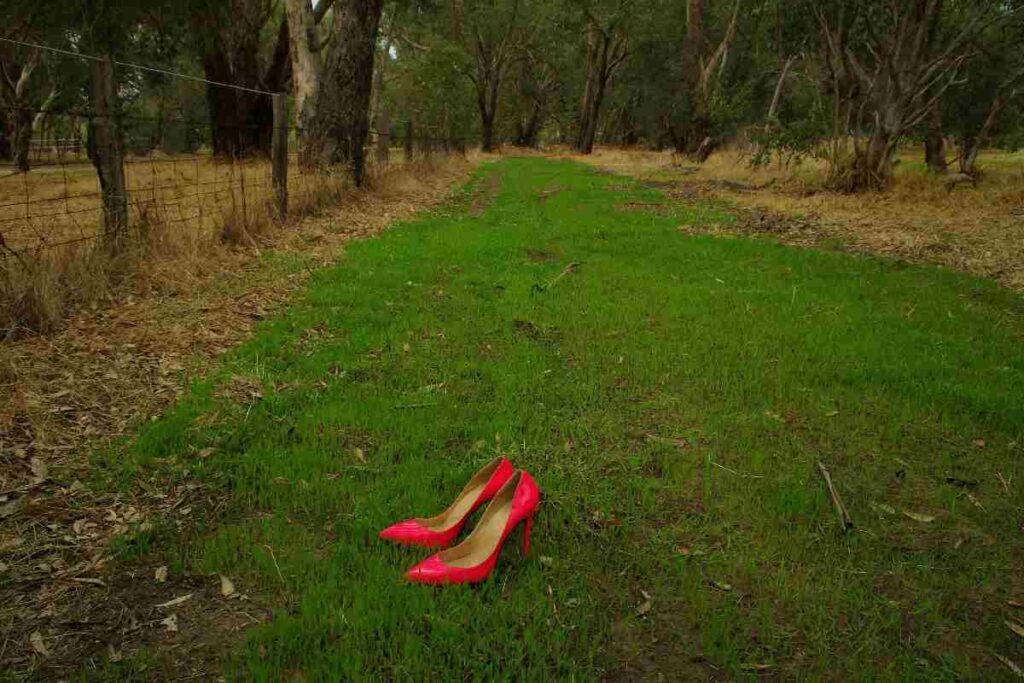Delle scarpe rosse, simbolo della violenza contro le donne